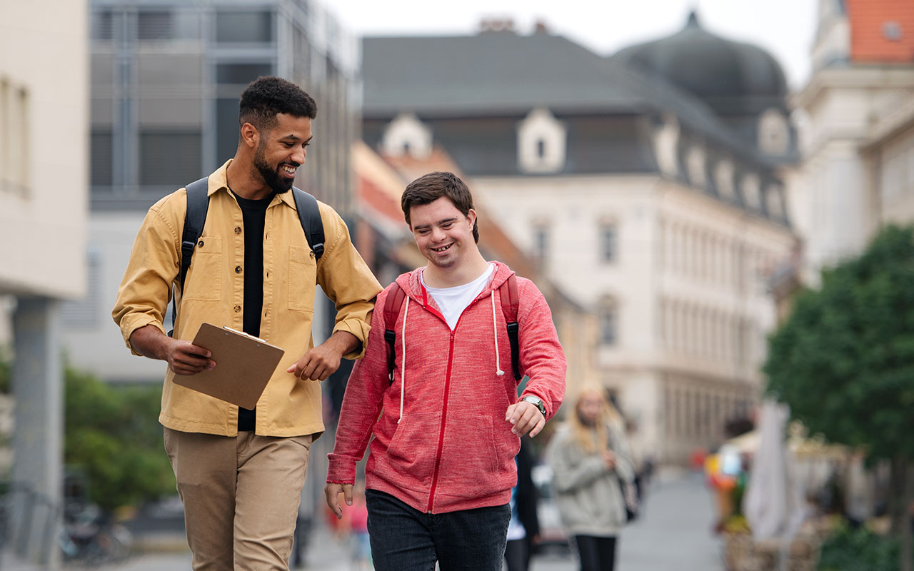 Zwei menschen in einer Einkaufsstraße.